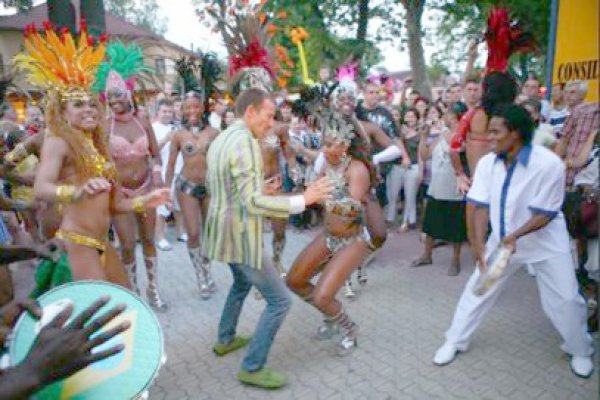 Explozie de culoare pe litoral: Mamaia se pregăteşte de carnaval